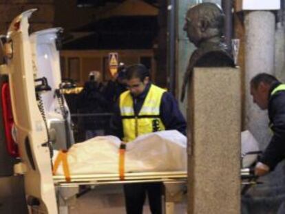 Servicios forenses trasladan el cadáver de la fallecida en Segovia. 