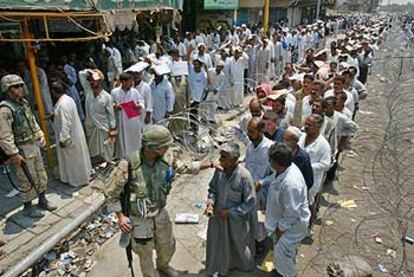Cientos de militares del disuelto Ejército iraquí hacen cola para recibir su salario ayer en la ciudad de Baqubah.