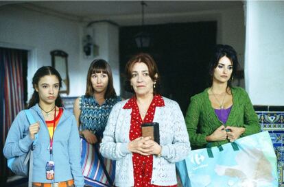 <b>'Volver (Pedro Almodóvar, 2006)'</b>. La primera comedia con muertos vivientes a cargo de Almodóvar sustituía las vísceras y otros ingredientes del género por el gazpacho manchego, el viento solano y la comedia de fantasma a cargo de Carmen Maura como el espíritu burlón y Penélope Cruz a medio camino entre Anna Magnani y la Sophia Loren de Matrimonio a la italiana.