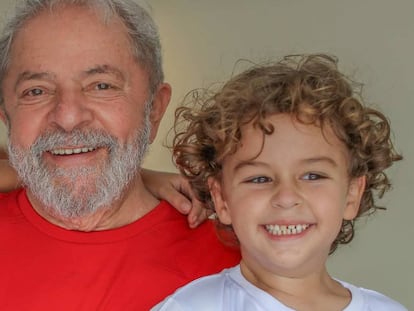 O ex-presidente Lula com o neto Arthur Araújo Lula da Silva, 7 anos, que morreu nesta sexta-feira, vítima de uma meningite. A foto foi cedida pelo Instituto Lula.