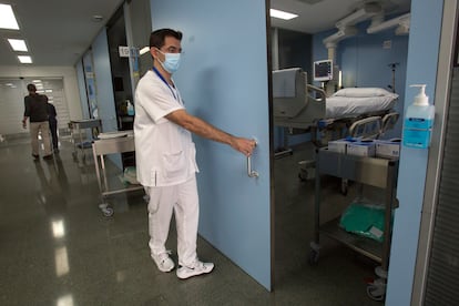 Box de UCI vacía a causa de la bajada de hospitalizados por covid en el Hospital de Sant  Pau de Barcelona.