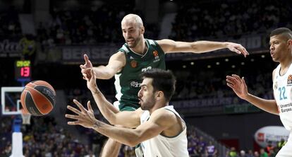 Campazzo intenta un pase ante Calathes