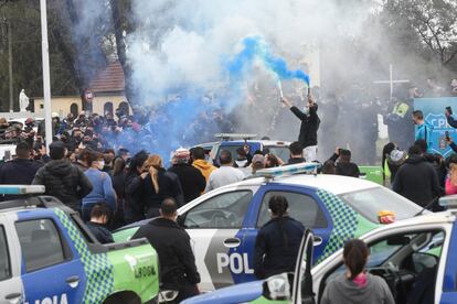 Policiais da província de Buenos Aires protestam em frente à sede da força em La Matanza.