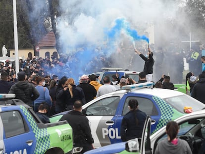 Efectivos de la policía de la provincia de Buenos Aires protestan frente a la sede de la fuerza en La Matanza.