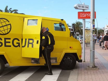 Un trabajador de Prosegur sube a una furgoneta de la empresa.