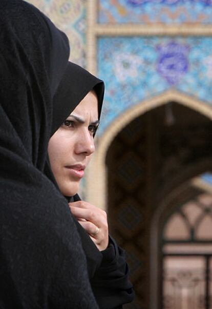 Dos mujeres iraníes frente a la gran mezquita de la ciudad de Arán.
