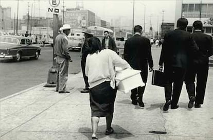 Una mujer sale de la morgue con el ataúd de su hija de dos años, en marzo de 1966.