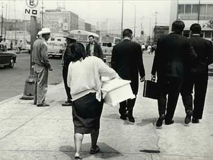 Una mujer sale de la morgue con el ataúd de su hija de dos años, en marzo de 1966.