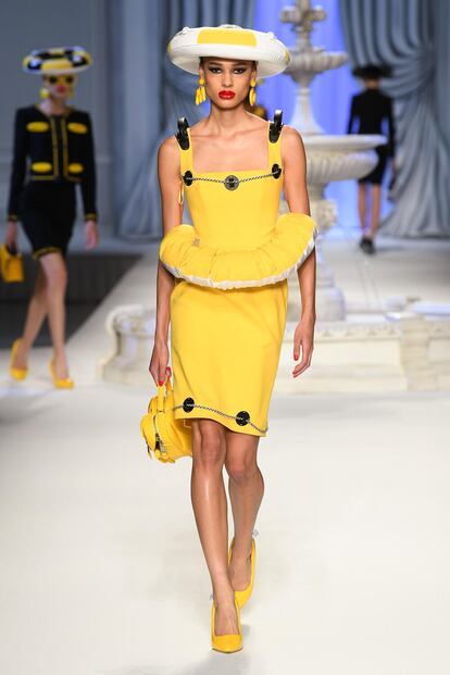 smag-moschino-s23-021