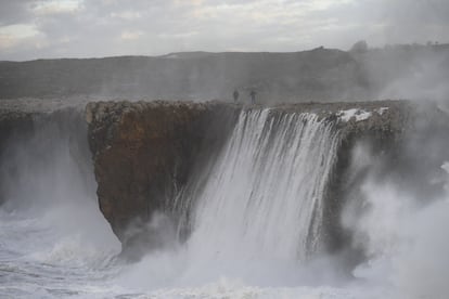 Los bufones de Pria en Asturias durante el temporal, el 13 de diciembre.
