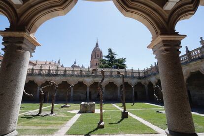 'Cerillas quemadas' en el claustro de la Unversidad de Salamanca.