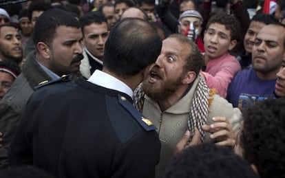 Rifirrafes durante la revuelta en el desalojo de la plaza Tahrir (El Cairo).