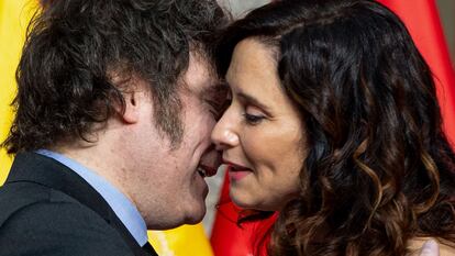 Javier Milei e Isabel Díaz Ayuso durante el acto oficial en la sede de la Comunidad de Madrid, el viernes.