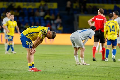 Los jugadores de Las Palmas y Alavés al finalizar el partido en Gran Canaria este viernes.