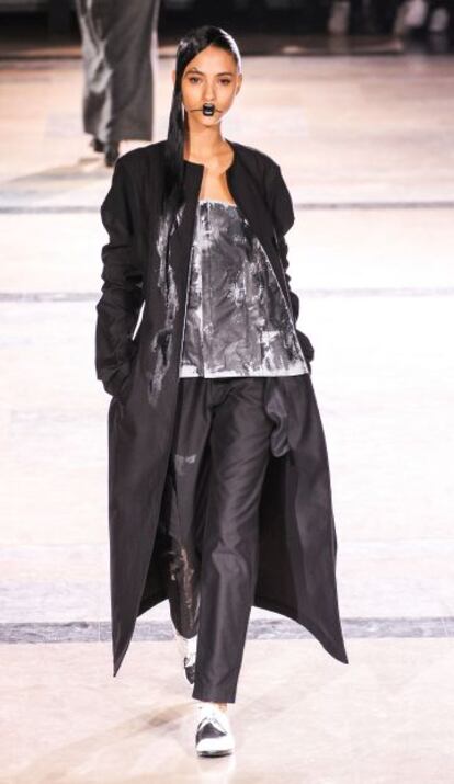 Uno de los diseños de la colección otoño-invierno del año que viene de Yohji Yamamoto, presentado en París a principios del mes de marzo.