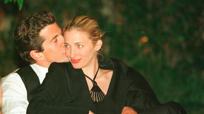 John F. Kennedy Jr. y Carolyn Bessette-Kennedy, en mayo de 1999 en Washington DC.