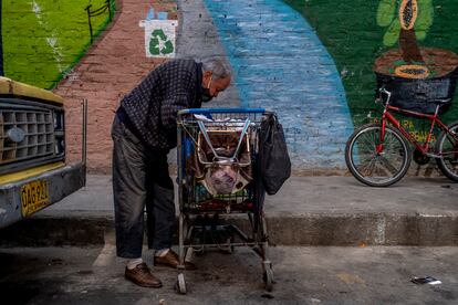 Don Manuel Calderón Salazar (84) descarga su primera tanda de reciclaje en el vertedero del barrio bogotano de El Rincón, a mediados de febrero.