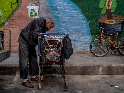 Don Manuel Calderón Salazar (84) descarga su primera tanda de reciclaje en el vertedero del barrio bogotano de El Rincón, a mediados de febrero.