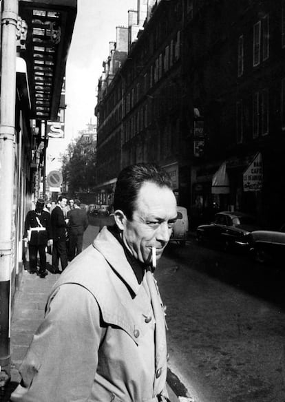 1 de octubre de 1957. Albert Camus, escritor francés. Fue en este año cuando el autor recibió el Nobel. Camus había llegado a Francia de Argel en 1940. Allí había publicado 'El revés y el derecho', un ensayo que reeditó 20 años después. Durante la ocupación nazi, Camus colaboró con 'Combat', el diario de la resistencia contra Vichy y el Tercer Reich.