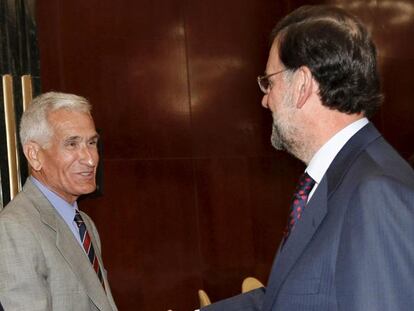 Mariano Rajoy saluda a Rafael Vera, secretario de Estado de Seguridad con Felipe González, en un acto celebrado ayer en Madrid.
