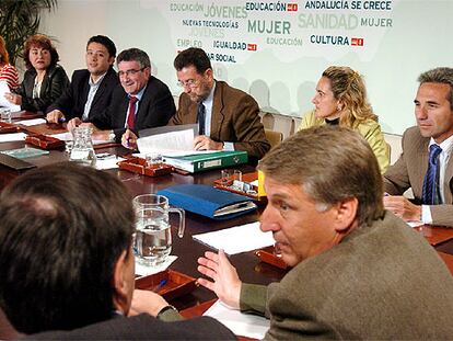Reunión del grupo de asesor del PSOE sobre la reforma del Estatuto, ayer, en Sevilla.