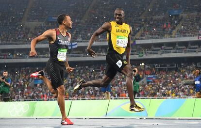 El jamaicano Usain Bolt y el canadiense Andre de Grasse compiten en la semifinal de 200 metros lisos. 