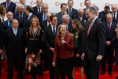 Felipe VI reivindicó el papel de los empresarios y emprendedores al ser quienes contribuyen la crecimiento y a sostener el Estado del bienestar de la sociedad, tras subrayar que “si hay empresas, hay trabajo, hay empleo y hay riqueza”. En la reunión también estaban presentes, entre otros, la vicepresidenta primera del Gobierno y ministra de Economía, Nadia Calviño, y del presidente de CEOE, Antonio Garamendi.