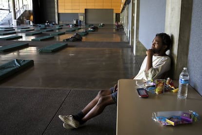 Un hombre se recupera de un golpe de calor en el centro de enfriamiento Fisher Pavilion, en Seattle, durante la ola de calor de julio de 2021.