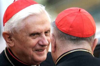 Ratzinger charlaba ayer en el Vaticano con otro cardenal después de una reunión del colegio cardenalicio.