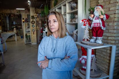 Pilar Tarazona, en su floristería de Paiporta.