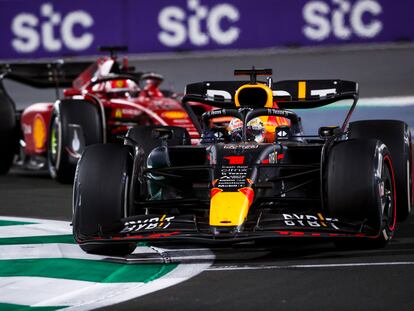 Max Verstappen adelanta a Charles Leclerc en el circuito de Yeda.