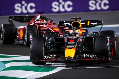 Max Verstappen adelanta a Charles Leclerc en el circuito de Yeda.