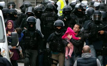 Residentes são evacuados durante a operação policial em Saint-Denin, ao norte de Paris (França).