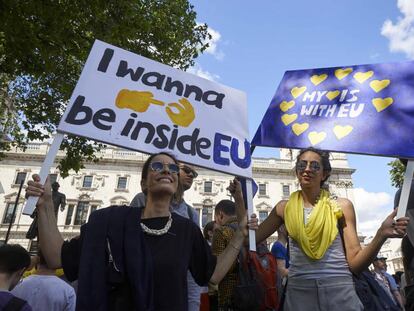 Manifestantes contrarios al Brexit, frente al Parlamento británico.