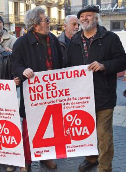 El director Mario Gas (i) y el cantante Kiko Pi de la Serra, durante la concentración que han realizado esta tarde en la plaza de San Jaime de Barcelona, convocados por Marea Roja-Cultura en Lucha.