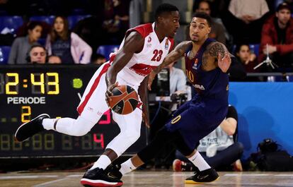 Abass, con el balón, ante Edwin Jackson.