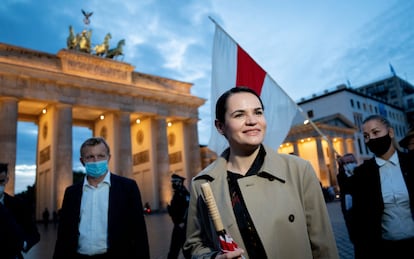 La líder opositora bielorusa, Svetlana Tijanóvskaya, recibida por sus seguidores ante la puerta de Brandeburgo en Berlín esta semana.