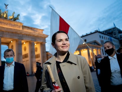 A líder opositora bielorussa Svetlana Tikhanovskaya, recebida por seus seguidores em frente ao portão de Brandemburgo, em Berlim, nesta semana.