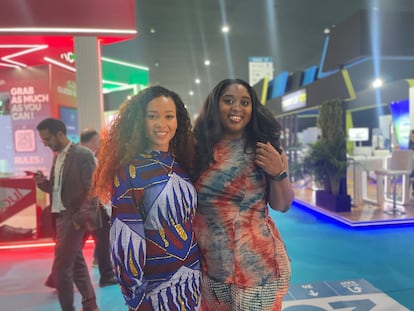 Las emprendedoras y expertas en ecosistemas digitales Claudia Makadristo (izquierda) y Ifeoluwa Ogunbufunmi (derecha) durante la feria GITEX Africa, celebrada en Marrakech