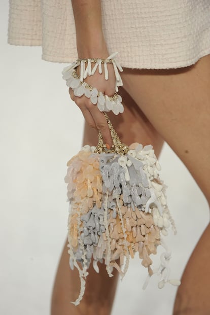 Bolso de plancton en el desfile de Chanel Primavera/Verano 2012.