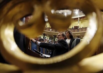 El presidente del Gobierno en funciones, Mariano Rajoy, y la vicepresidenta, Soraya Sáenz de Santamaría, en su escaños durante la sesión plenaria.