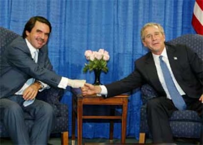 Aznar y Bush se estrechan las manos durante su 
encuentro en Nueva York.
