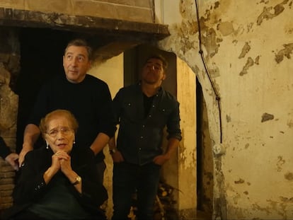 Montserrat Fontané con sus tres hijos, Josep, Joan y Jordi, en una imagen del documental 'Sembrando el futuro'.