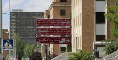 Carteles de las facultades de Farmacia, Odontolog&iacute;a y Medicina de la Universidad Complutense de Madrid, en Ciudad Universitaria