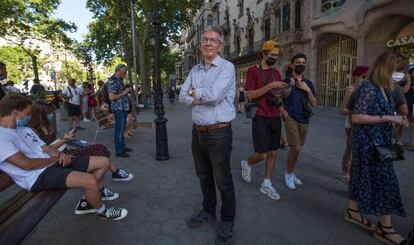 Ramon Aymerich, entre turistes, davant de la Casa Batlló, a Barcelona.