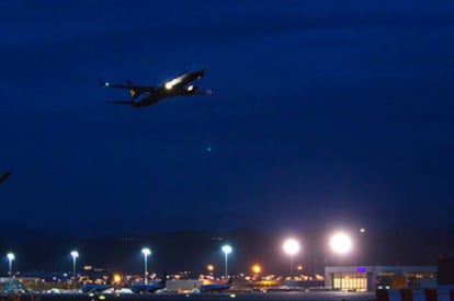 El primer avión que despega del aeropuerto de Málaga.