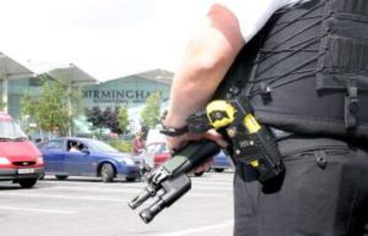 Un oficial hace guardia en el aeropuerto internacional de Birmingham, Reino Unido. EFE/Archivo