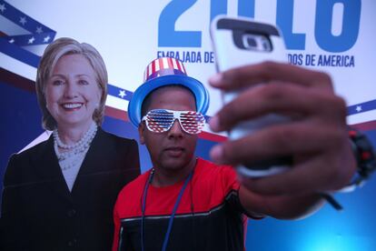 Un hombre posa junto a la fotografía de la candidata demócrata Hillary Clinton durante el evento la "Noche de Elecciones 2016", en el hotel Crowne Plaza en Santo Domingo (República Dominicana).