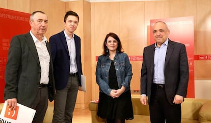 Los diputados de Más País y Compromís, Íñigo Errejón y Joan Baldoví, con los dirigentes socialistas, Adriana Lastra y Rafael Simancas.