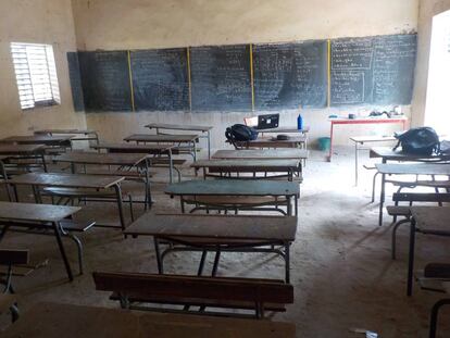 Pizarras con expresiones matemáticas en una clase en Thiès, Senegal.